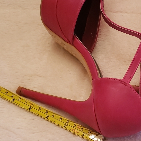 Beautiful fuschia heels. - Picture 2 of 4